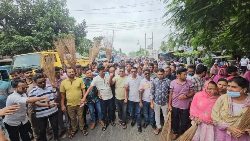 গোয়ালন্দে বিদায়ী ইউএনও'র বিরুদ্ধে ঝাড়ু মিছিল