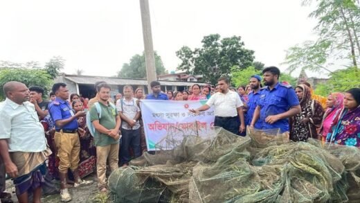 শ্যামনগরে অভিযান, পুড়িয়ে ধ্বংস ৩২টি চায়না দুয়ারি জাল