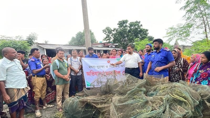শ্যামনগরে অভিযান, পুড়িয়ে ধ্বংস ৩২টি চায়না দুয়ারি জাল