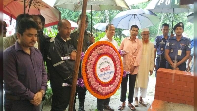 কিশোরগঞ্জে শহিদ নাঈমের কবরে উপজেলা প্রশাসনের শ্রদ্ধা নিবেদন