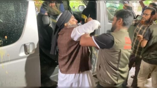 আদালত চত্বরে বহিস্কৃত এনসিপি নেতা তানভীরের ওপর ডিম নিক্ষেপ