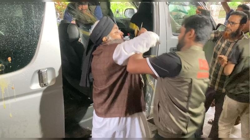 আদালত চত্বরে বহিস্কৃত এনসিপি নেতা তানভীরের ওপর ডিম নিক্ষেপ
