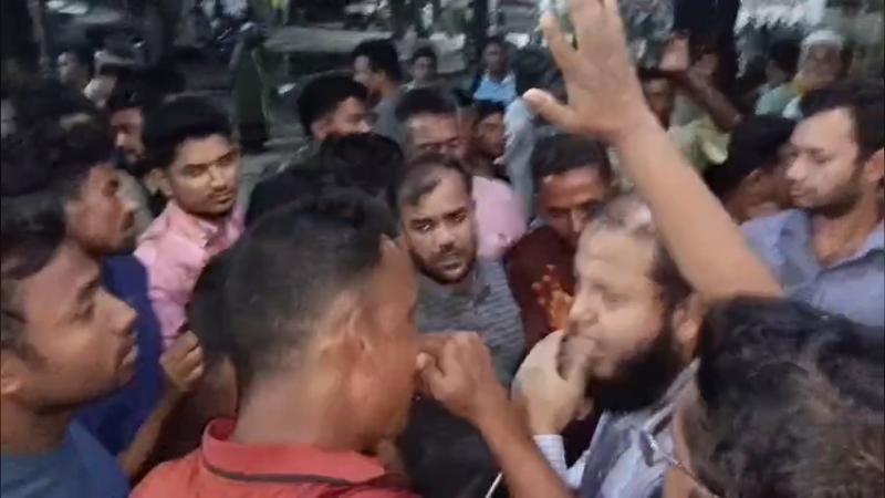 লালমনিরহাটে ফ্যামিলি কার্ডের নিয়োগে অনিয়মের অভিযোগ, ইউএনওকে অবরুদ্ধ