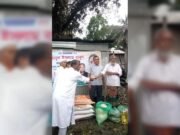 সদরপুরে অগ্নিকাণ্ডে ক্ষতিগ্রস্ত ব্যবসায়ীদের ফরহাদ আকনের আর্থিক সহায়তা