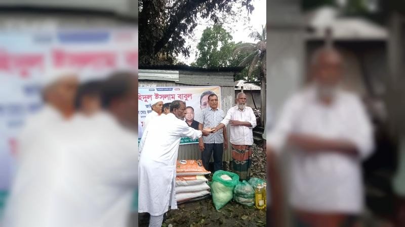 সদরপুরে অগ্নিকাণ্ডে ক্ষতিগ্রস্ত ব্যবসায়ীদের ফরহাদ আকনের আর্থিক সহায়তা
