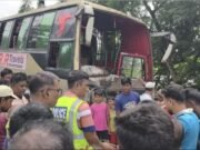 নাটোরে গরুবাহী গাড়ীর সঙ্গে বাসের মুখোমুখি সংঘর্ষে নিহত ২