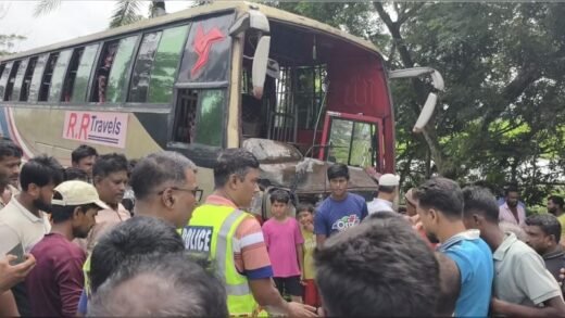 নাটোরে গরুবাহী গাড়ীর সঙ্গে বাসের মুখোমুখি সংঘর্ষে নিহত ২
