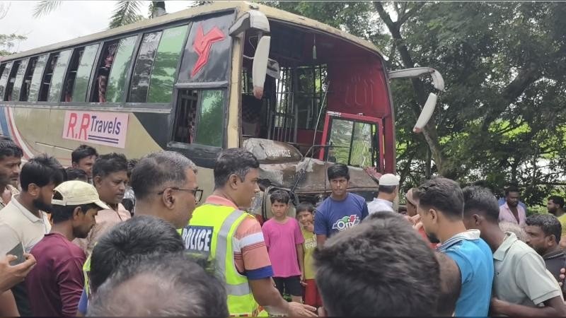 নাটোরে গরুবাহী গাড়ীর সঙ্গে বাসের মুখোমুখি সংঘর্ষে নিহত ২