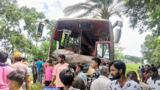গরুবাহী গাড়ী-বাসের মুখোমুখি সংঘর্ষে নিহত ৩, আহত ৪