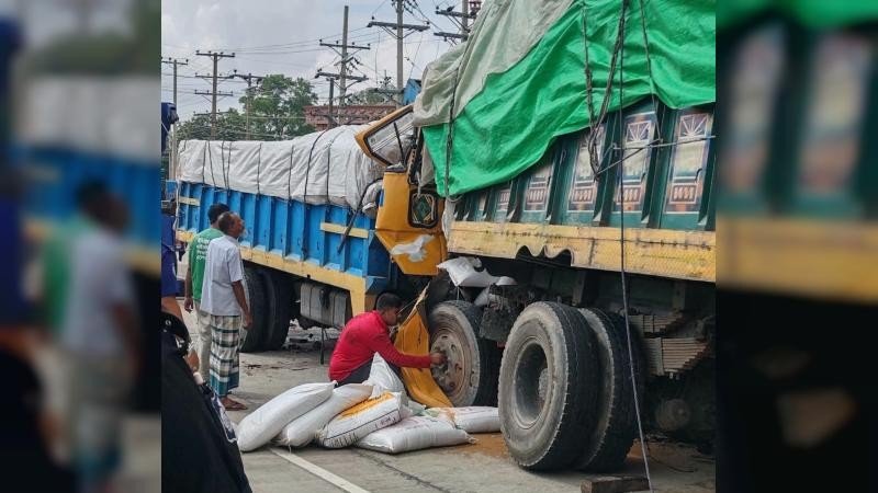 বগুড়ায় ‌বিকল ট্রা‌কের পেছনে আরেক ট্রাকের ধাক্কা, নিহত ৩