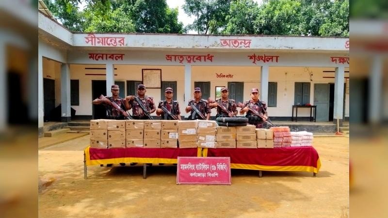 শেরপুর সীমান্তে বিপুল পরিমাণ ভারতীয় কসমেটিক ও গরু জব্দ