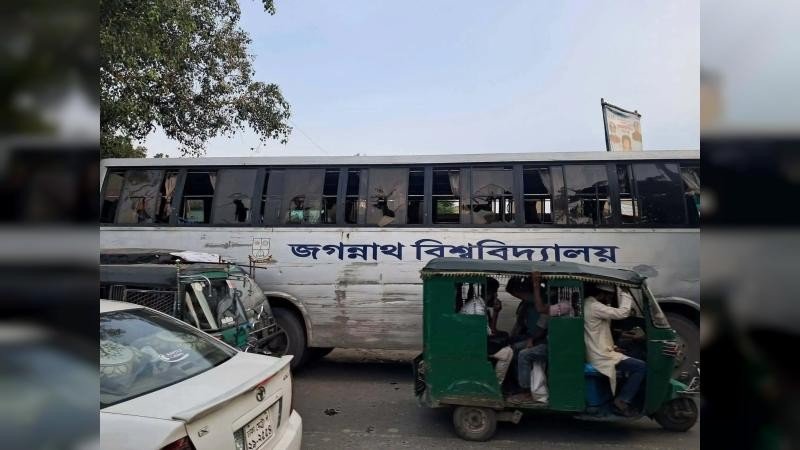 জবি শিক্ষার্থীদের বাসে হামলা, আহত অন্তত ১০