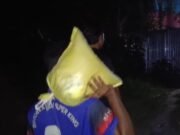 গভীর রাতে খাদ্যসামগ্রী কাঁধে নিয়ে অসহায়দের দুয়ারে হাজির শাহজাদপুরের মাসুম!