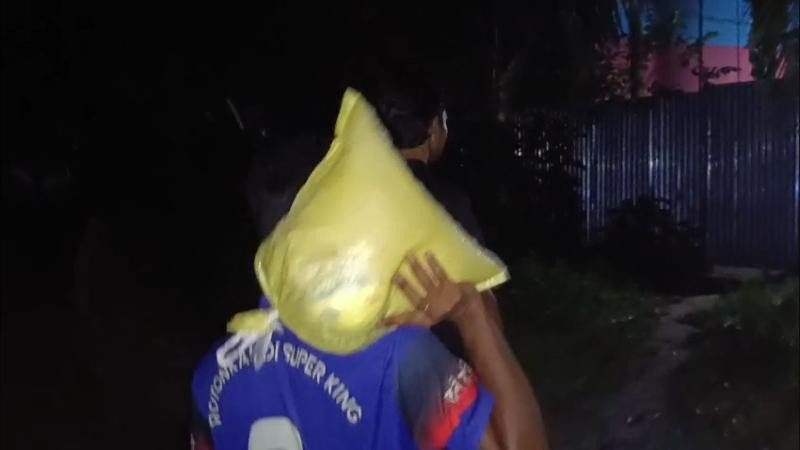 গভীর রাতে খাদ্যসামগ্রী কাঁধে নিয়ে অসহায়দের দুয়ারে হাজির শাহজাদপুরের মাসুম!