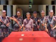 যশোর-বেনাপোল সড়কে অভিযানে স্বর্ণের বারসহ পাচারকারী আটক