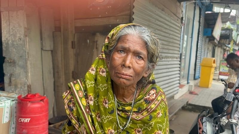 ক্ষুধার কাছে হারমানা ৮০ বছরের মনোয়ারা