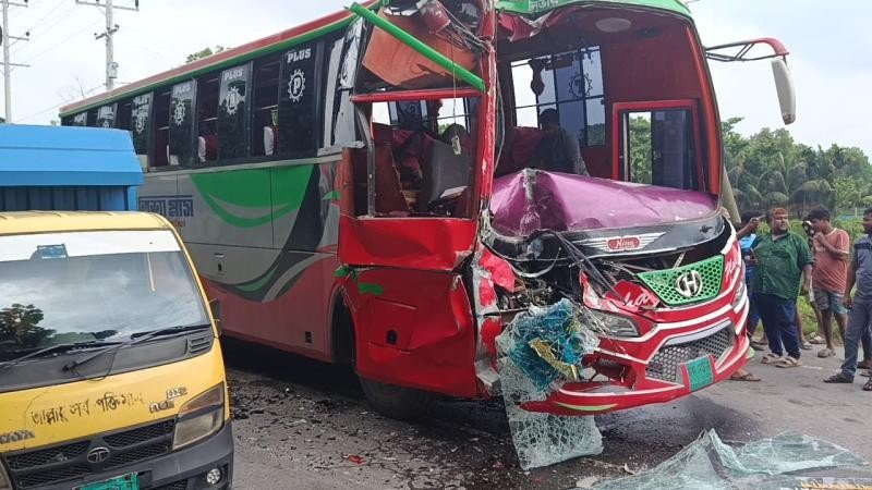 ঢাকা-চট্টগ্রাম মহাসড়কে পরপর দুর্ঘটনায় যুবক নিহত, শিশুসহ আহত ৬