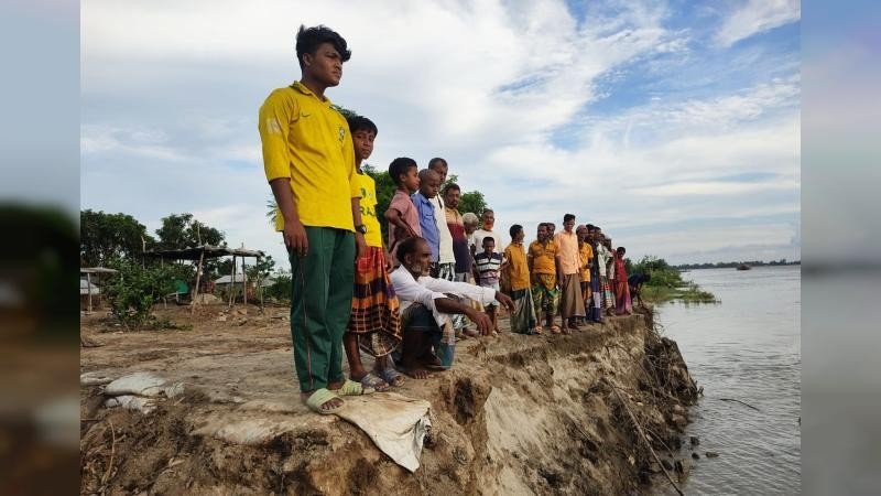 যমুনার গ্রাসে জনপদ: ভাঙনরোধের দাবিতে শাহজাদপুরে মানববন্ধন