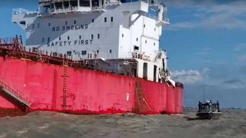 চট্টগ্রাম বন্দরের বহির্নোঙরে দুটি জাহাজের সংঘর্ষ
