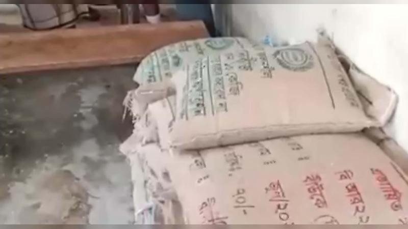 লোহাগাড়ায় বিনামূল্যে বিতরণের ধানের বীজ মিলেছে মাদ্রাসা কক্ষে