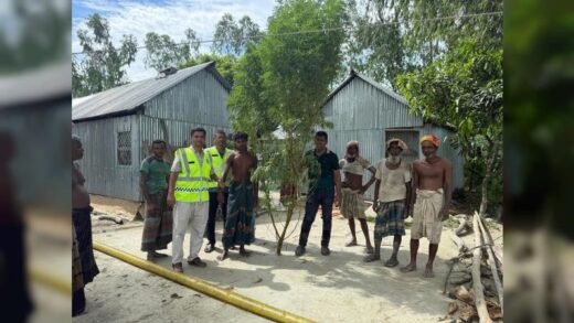 ভূরুঙ্গামারীতে মাদক কারবারির বাড়ি থেকে ১৭ ফিট উচ্চতার গাঁজা গাছ উদ্ধার, আটক ১