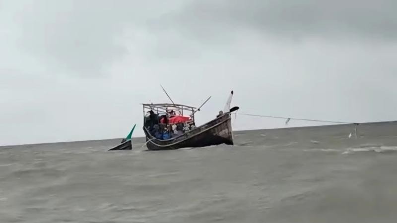 বঙ্গোপসাগরে ১০ জেলেসহ ট্রলারডুবি, সবাই জীবিত উদ্ধার
