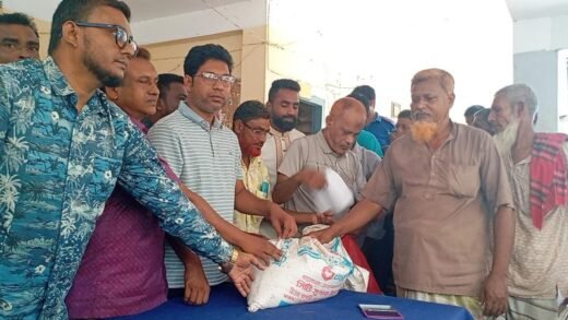 গুরুদাসপুরে ৩৩৪ পরিবার পেল ৫ মেট্রিকটন চাল