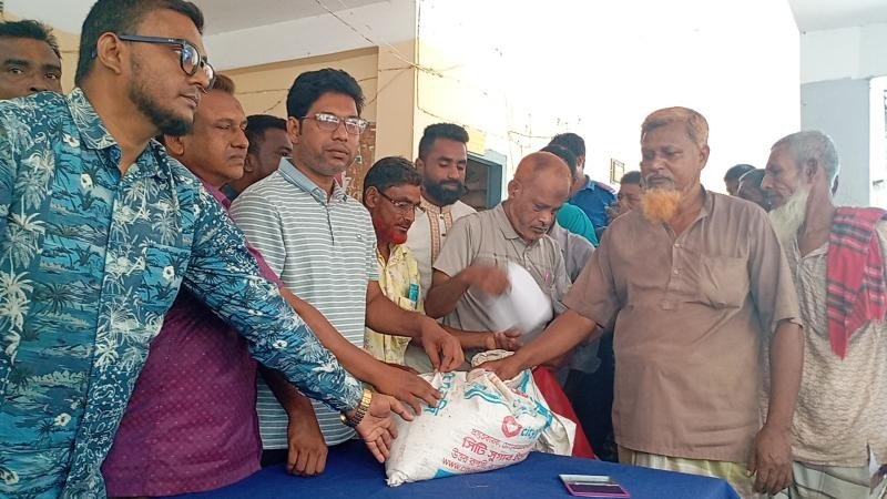 গুরুদাসপুরে ৩৩৪ পরিবার পেল ৫ মেট্রিকটন চাল