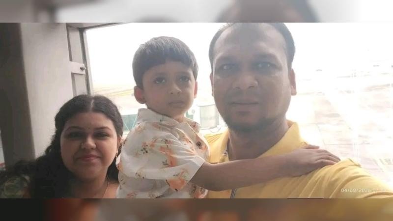 কলকাতার হোটেলে অগ্নিকাণ্ড: সাংবাদিক দেবাশীষ, স্ত্রী ও মেয়ের মর্মান্তিক মৃত্যু