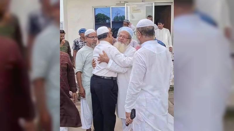 রাজকীয় আয়োজনে বিদায়, ফুলে সাজানো গাড়িতে বাড়ি ফিরলেন শিক্ষক