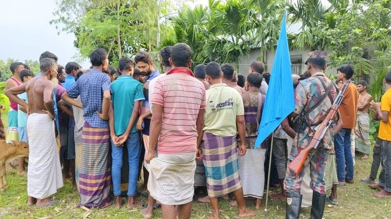 ভূখণ্ড অতিক্রম করে বাংলাদেশে বিএসএফ, গ্রামবাসীদের বাধায় অস্ত্র ফেলে পলায়ন