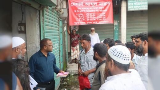 ময়মনসিংহে সারের কৃত্রিম সংকট নিরসনে জেলা প্রশাসকের গুদাম পরিদর্শন
