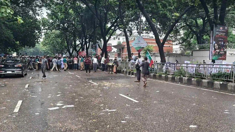 কারো সাক্ষাৎ না পেয়ে সচিবালয় ছাড়লেন ১১ দলের নেতারা
