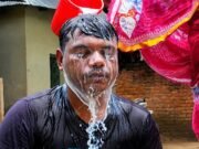 দুধ দিয়ে গোসল করে ও মায়ের মাথায় হাত রেখে রাজনীতি ছাড়লেন যুবদল নেতা