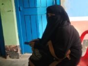 দুই প্রেমিকের বাড়িতে জমজ দুই বোনের বিয়ের দাবিতে অনশন