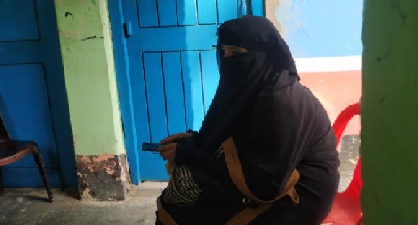 দুই প্রেমিকের বাড়িতে জমজ দুই বোনের বিয়ের দাবিতে অনশন