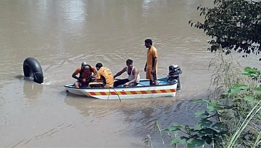 পাকিস্তানে বিয়ের অতিথিবাহী রিকশা খালে, ৬ শিশুসহ নিহত ১২