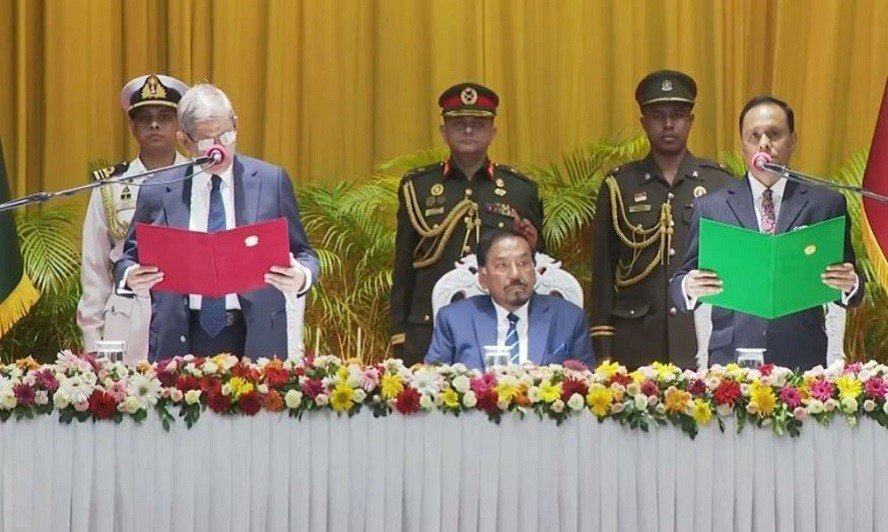 শপথ নিলেন রাষ্ট্রপতি মির্জা ফখরুল ইসলাম