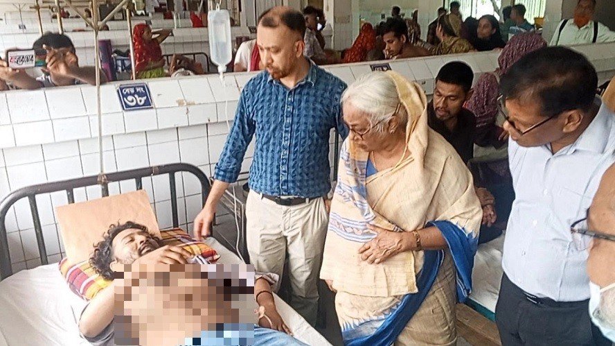 অল্পের জন্য রক্ষা পেলেন জুলাইযোদ্ধা রাশেদ খান, হাসপাতালে ভর্তি