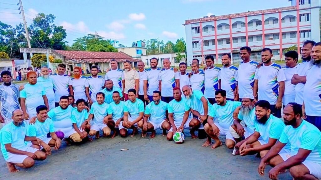 পুরানপাড়ায় ওল্ড স্টার ফুটবল প্রীতি ম্যাচ, খেলাধুলায় সম্প্রীতির বার্তা