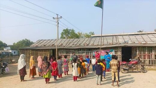 সাতক্ষীরায় ২৫০ সরকারি প্রাথমিক বিদ্যালয়ে জরাজীর্ণ ভবন, টিনের ঘরে চলছে পাঠদান