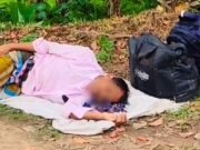প্রবাসফেরত অসুস্থ স্বামীকে গভীর রাতে রাস্তায় ফেলে গেল স্ত্রী