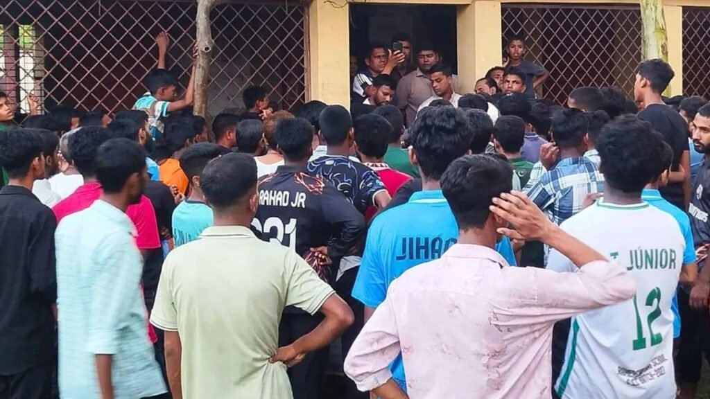 এসএসসিতে গণহারে ফেল, শিক্ষকদের তালাবদ্ধ করে শিক্ষার্থীদের বিক্ষোভ