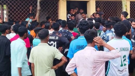 এসএসসিতে গণহারে ফেল, শিক্ষকদের তালাবদ্ধ করে শিক্ষার্থীদের বিক্ষোভ