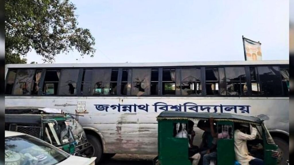 মানিকগঞ্জে জগন্নাথ বিশ্ববিদ্যালয়ের শিক্ষার্থী বহনকারী বাসে হামলা-ভাঙচুর, আহত ৫