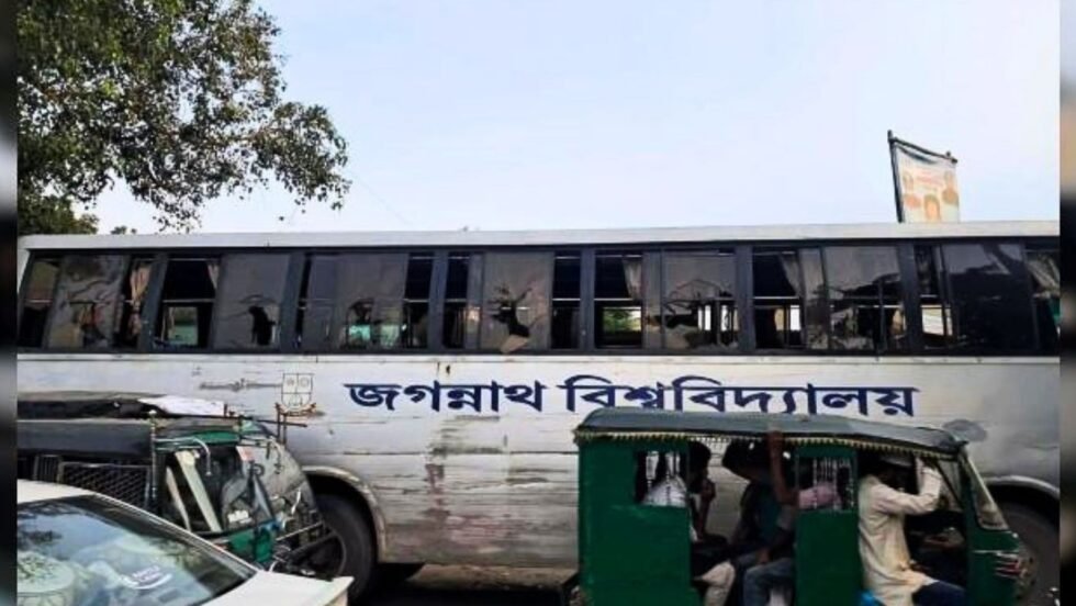 মানিকগঞ্জে জগন্নাথ বিশ্ববিদ্যালয়ের শিক্ষার্থী বহনকারী বাসে হামলা-ভাঙচুর, আহত ৫