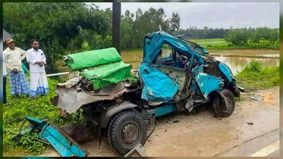 নম্বরবিহীন লেগুনার সঙ্গে বাসের সংঘর্ষ, নিহত ৪