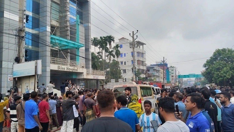 সাতক্ষীরায় হাসপাতালে আগুন, বহু হতাহতের শঙ্কা