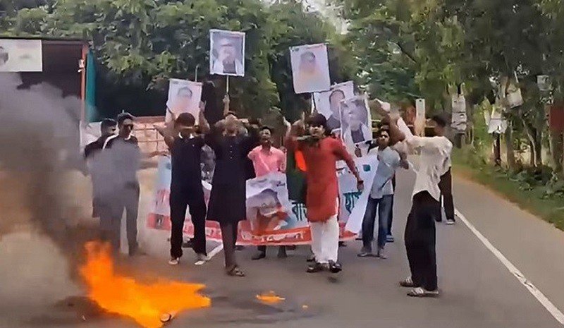 ঢাকা-খুলনা মহাসড়ক অবরোধ করে নিষিদ্ধ ঘোষিত ছাত্রলীগের বিক্ষোভ