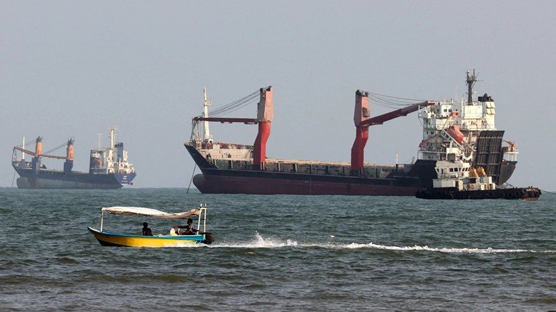 হরমুজে আমিরাতের ২ জাহাজে ইরানের হামলা